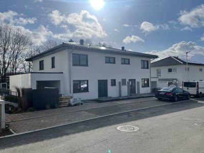 Schöne Doppelhaushälfte mit sechs Zimmern mit EBK in Öhringen