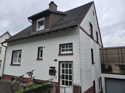 Zweifamilienhaus mit großem Garten und Garage