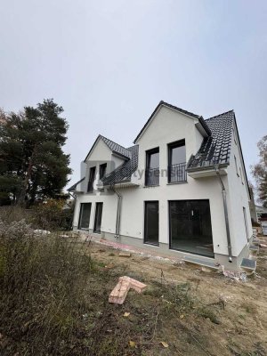 Moderne Doppelhaushälfte mit Carport in ruhiger, verkehrsgünstiger Lage