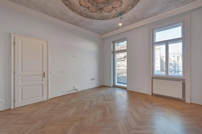 Exklusiv sanierte Altbauwohnung mit Balkon, Stuckdecke und elegantem Wohnambiente