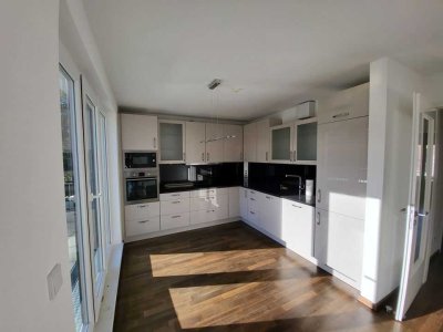 Geschmackvolle Penthouse-Wohnung mit zwei Zimmiern sowie Balkon und Einbauküche in Hamburg
