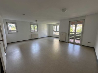Freie 2 Zimmer Wohnung mit Balkon & Garage und vieles mehr...