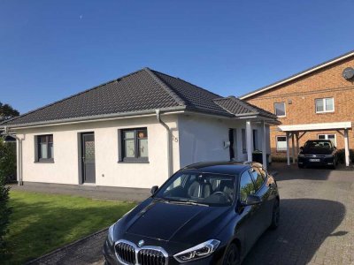 Gepflegtes Einfamilienhaus mit vier Zimmern und Einbauküche in Heide, Heide