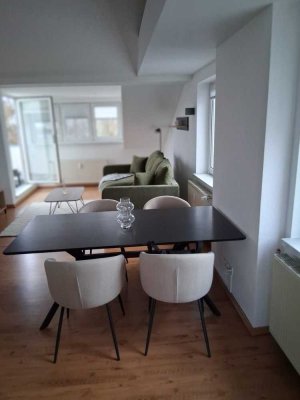 Stilvolle, geräumige und vollständig renovierte 2-Zimmer-Wohnung mit Balkon und EBK in Berlin