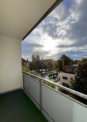 Ab sofort - 3-RW mit Balkon –Einbauküche! – Aufzug uvm.