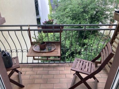 Wohnen am Günthersburgpark mit Balkon, Stilaltbau mit drei Zimmern