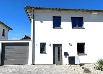 Neuwertiges Doppelhaus mit Garten