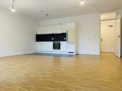 Großzügige 1-Zimmer-Wohnung mit Loggia und Einbauküche