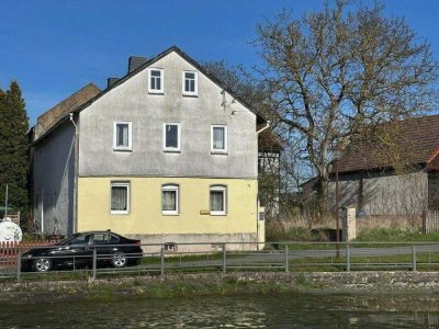 sanierungsbedürftiges Bauernhaus mit sanierten Nebengebäude und großem Grundstück