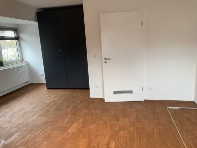 Schöne helle 1 Zi, K, B Whg. mit viel Ausstattung u. Parkett