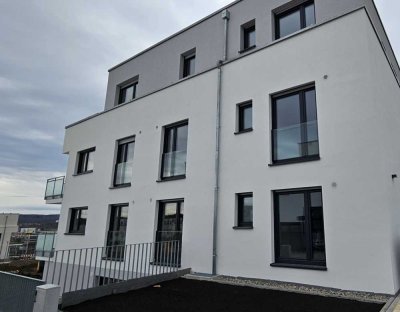 Helle 2,5-Zimmer-Wohnung mit Einbauküche und Terrasse mit Fernsicht