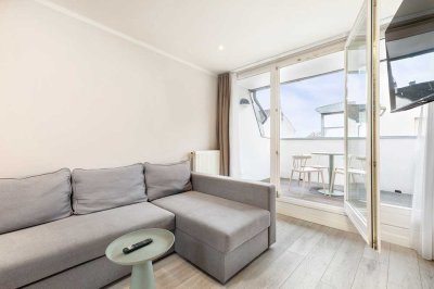 Nahe Rosa-Luxemburg-Platz: 2,5 Zimmer DG-Wohnung im 4. OG, West-Terrasse, Einbauküche, Wannenbad