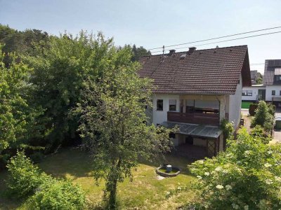 solides Einfamilienhaus mit Carport und Garage in ruhiger Lage