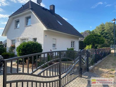 Gepflegtes Grundstück mit charmantem Wohnhaus, Garage und Carport