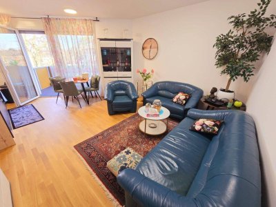 ERSTEBEZUG + LICHTDURCHFLUTETE UND MODERN MÖBLIERTE 2-ZIMMER WOHNUNG + KOFFER PACKEN UND EINZIEHEN + mit Balkon, Stellplatz und Tiefgaragenplatz