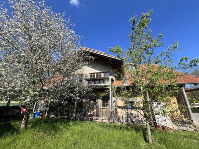 Ruhige, geräumige, offene 2-Zimmer-Etagen-Wohnung mit Balkon in renoviertem Bauernhof bei Prutting