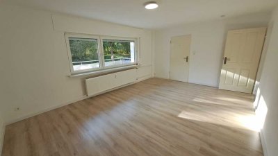 ERSTBEZUG NACH RENOVIERUNG! 1 Zimmer Wohnung, Küche, Bad, Terrasse in grüner Parklage