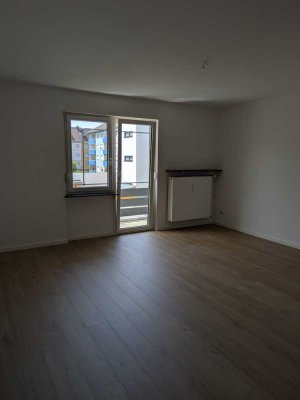 Vollständig renovierte Wohnung mit zwei Zimmern und Balkon in Aschaffenburg