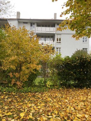 Exklusive, gepflegte 3,5-Zimmer-Dachgeschosswohnung mit Balkon und EBK in Unterföhring