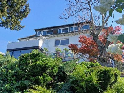 TRÄUMEN SIE DIE REALITÄT!
Villa mit Garten und zwei Garagen.