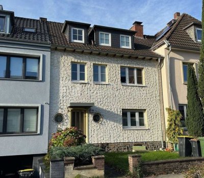 Zweifamilienhaus im Troisdorfer-Zentrum auf großem Grundstück!