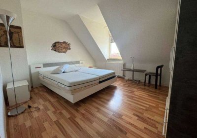 Helle, möbilierte 2-Zimmer-Dachgeschoss Wohnung