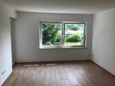Freundliche und vollständig renovierte 2-Zimmer-EG-Wohnung mit Balkon in Lappersdorf