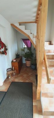 Ansprechende 4,5-Zimmer-Maisonette-Wohnung mit Balkon und Einbauküche in Nieder-Hilbersheim