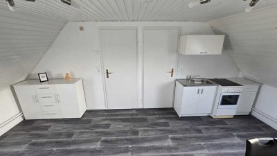Modernisierte und teilmöblierte 1-Zim.-DG-Wohnung (23m²) - mit Abstellraum. Bezug ab sofort möglich!