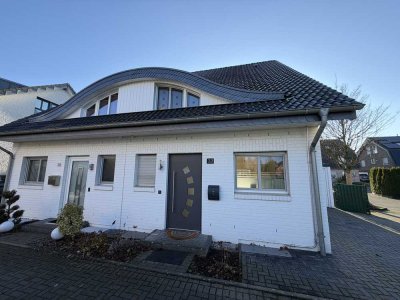 Leben in Fischeln: Lichtdurchflutete DHH mit Südgarten & eigener PV-Anlage