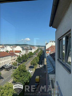 "mit Blick zum Wilhelminenberg"