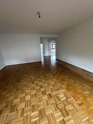 Attraktive und vollständig renovierte 3-Raum-Wohnung mit Balkon in Moers