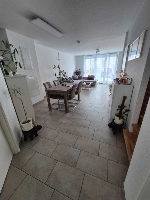 Schönes modernes Reihenhaus mit Terrasse u. Stellplatz zu vermieten