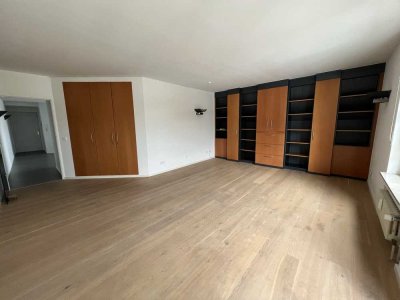 Sonnige Stadtwohnung in der Kaiserpassage 2-Zimmer, Bushaltestelle vor der Tür