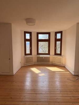 Altbautraum am Ravensberger Park: Sanierte 3 Zimmer Wohnung mit 2 Balkonen und moderner EBKn