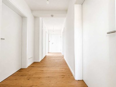 Kernsanierte 3-ZKB-Dachgeschosswohnung mit Einbauküche und Stellplätzen!
