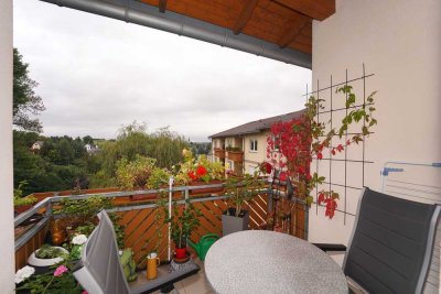 Hübsche und helle Eigentumswohnung mit Balkon, zwei Stellplätzen und ruhiger Lage