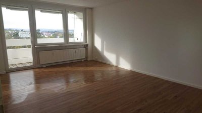 Exklusive 2,5-Raum-Wohnung mit gehobener Innenausstattung mit Balkon und Einbauküche in Nürtingen