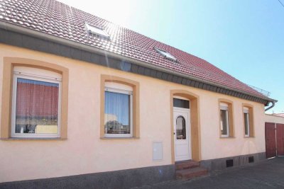 Platz für Ihre Ideen: Sanierungsbedürftiges Einfamilienhaus mit Garten und Nebengebäuden in Löbejün