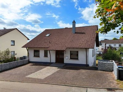 Mehrfamilienhaus mit drei Wohneinheiten, Garagen und Garten