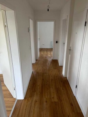 Helle und modernisierte 3-Zimmer-Wohnung mit Balkon im 1. OG eines 3-FH in Gaildorf