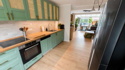 Modernisiertes Reihenmittelhaus mit Garten, Wintergarten und neuer Einbauküche in Kiel-Elmschenhagen