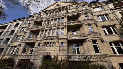 "Stilvoller Altbau trifft modernen Wohnkomfort – 3 Zimmer mit Balkon-Highlight"