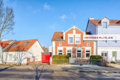 IMMOBERLIN.DE - Traumhaftes Wassergrundstück mit attraktivem Einfamilienhaus & Nebengebäuden
