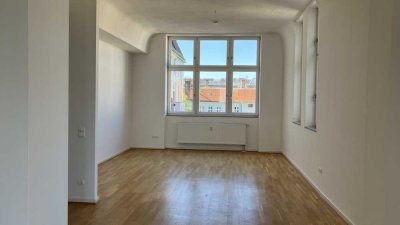 Große, moderne und sanierte 5-Zimmer-Altbauwohnung mit hohen Decken zu vermieten