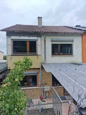 Reihenendhaus mit Garten im Wohngebiet Renovierungsbedürftig