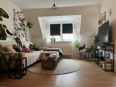 Helle 2,5-Zimmer-Wohnung mit Balkon, Einbauküche und Stellplatz zu vermieten