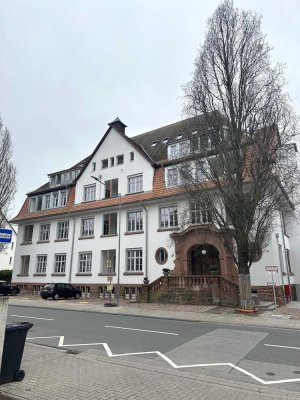 Behindertengerecht: Neubauqualität im Denkmal Rodensteinschule: 2 Zimmer, Loggia, Einbauküche