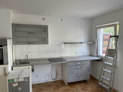 Helle 1,5-Zimmer-Wohnung mit Wohnküche, Flur, Schlafzimmer und Bad, Zentral