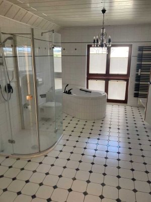 DG 4-Zi. mit 2xSP, Balkon, Sauna, EBK, Dusche und Wannenbad mit Fenster in Toplage!